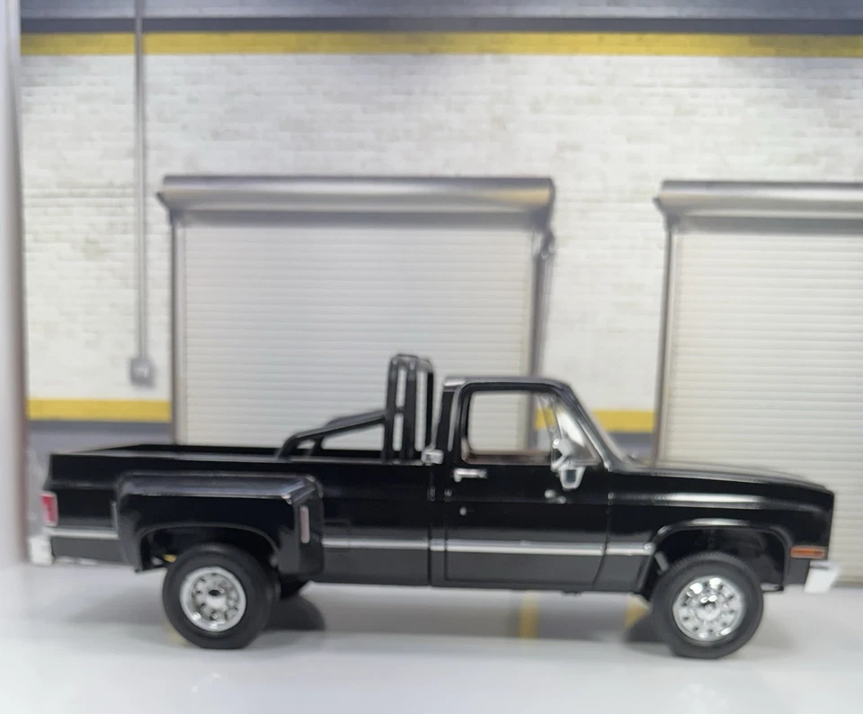 GREENLIGHT 1/18 Scale 1982 GMC K-2500 “DUALLY” Truck / Custom Build 1 Of 1 Made  - Image 2 of 4