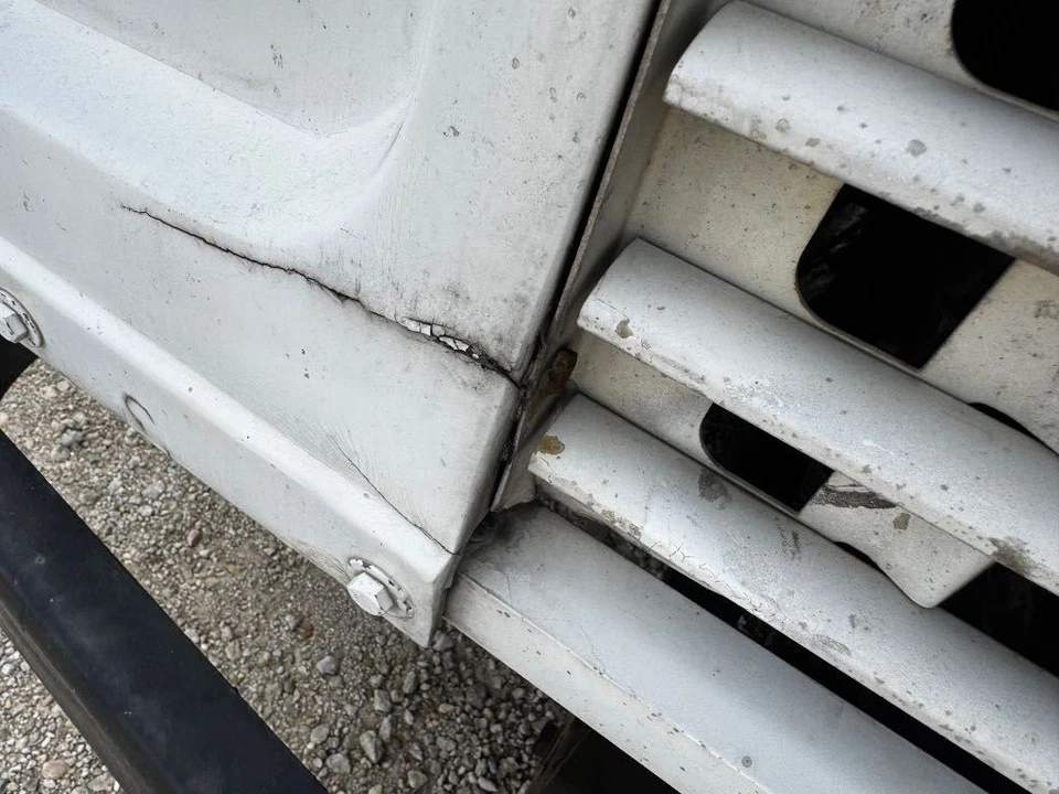 Freightliner MT45 2007 OEM panel completo capó blanco grietas menores  Foto 4 de 4