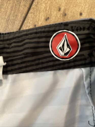 VOLCOM Pure FUNction Men’s Size 34/Black Gray And White Board Shorts  - Picture 10 of 18