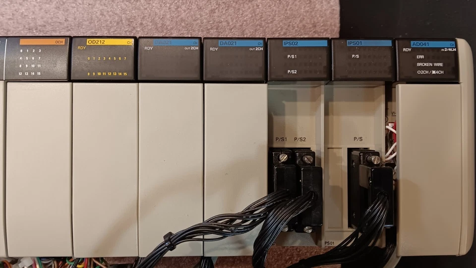 CONTROLADOR PROGRAMABLE OMRON SYSMAC CQM1-CPU41-V1 Foto 4 de 4