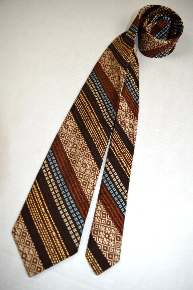 Gravata de pescoço vintage anos 70 poliéster texturizado fantasia marrom bronzeado azul listrado 55" x 3" - Imagem 2 de 4