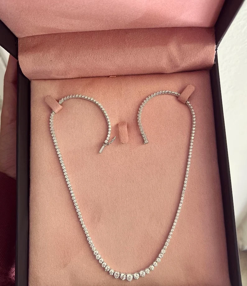 Collar de boda de tenis de diamantes naturales graduados de 7,50 quilates en oro blanco de 14 quilates de 15 pulgadas Foto 3 de 4