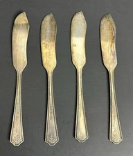 4 WM Rogers Mayfair Flat Handled Butter Spreaders Silver Plate International