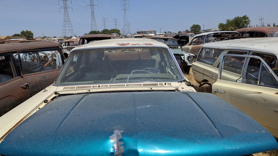 1965 FORD COUNTRY SEDAN WAGON MISC. NUTS AND BOLTS PARTING OUT COMPLETE CAR - Image 2 of 4
