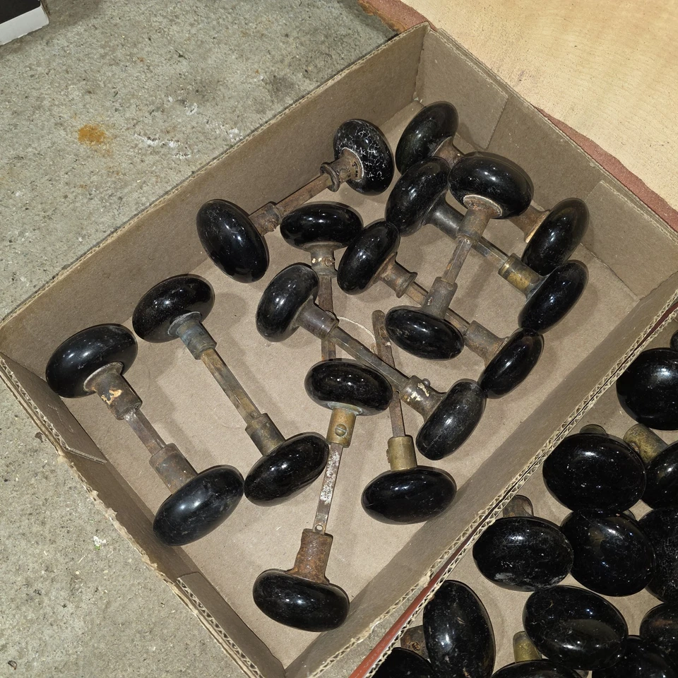 Antiguo lote de 84 perillas y husillos de puerta de metal latón porcelana negro mezcla Foto 2 de 4