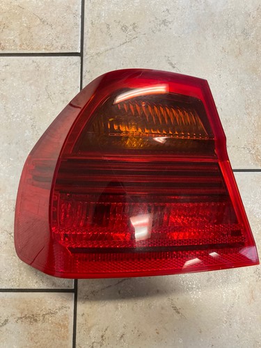 BMW 3er E90 Limousine Bj.06 orig. Rücklicht links außen 6937457