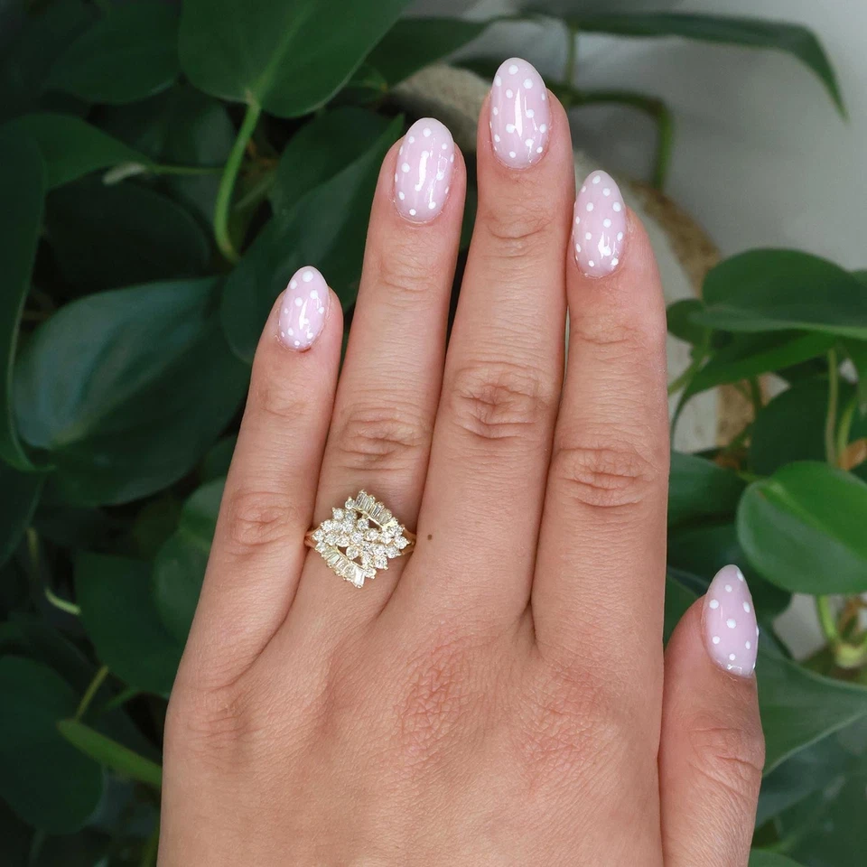 Anillo llamativo de diamantes con racimo de baguette redondo de 0,99 TW de oro amarillo de 14 quilates talla 6,75 Foto 2 de 4