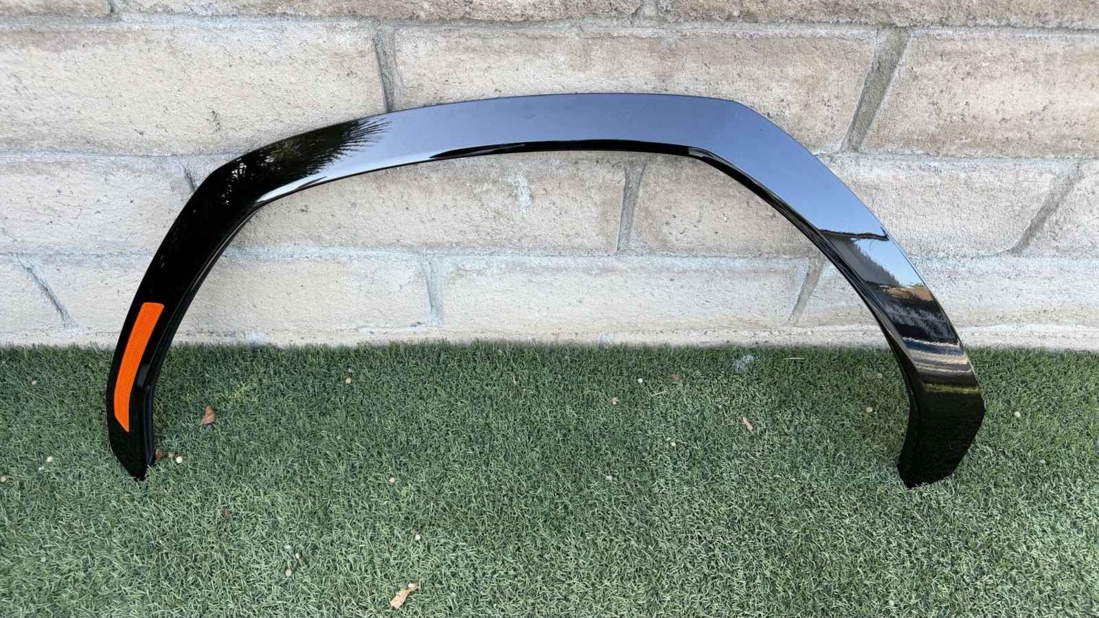 Lamborghini Urus Front Left Wheel arch molding P/N 4ML853717M