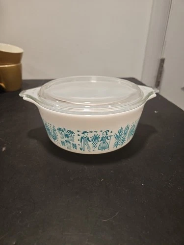 VINTAGE PYREX #472 AMISH BLUE BUTTERPRINT 1.5 PINT & LID MINT CONDITION NO CHIPS