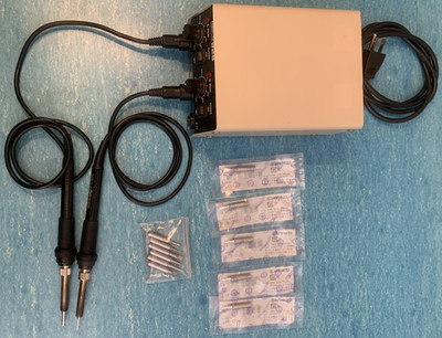 HAKKO 928 928-V12ESD Soldering Station Pristine Condition 2X 907 Irons + 13 Tips