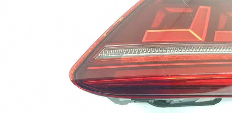 VOLKSWAGEN TIGUAN 2021 LUZ TRASERA INTERIOR LADO PASAJERO IZQUIERDO 5NA945307J Foto 2 de 4