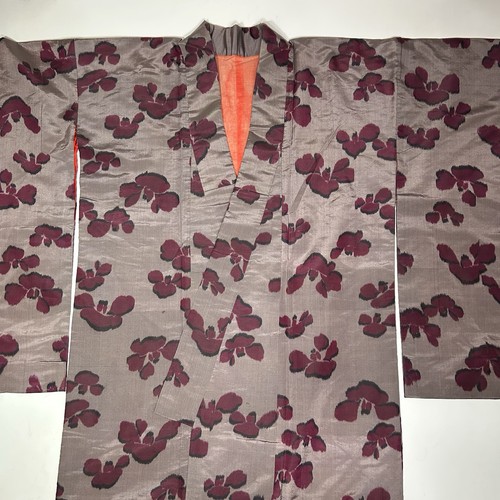 Vintage japanischer Meisen Seide Kimono Morgenmantel taupe & lila Blumen komplett gefüttert - Bild 3 von 13