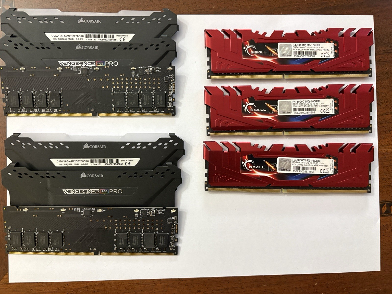 Blocco RAM DDR4 28GB totali . Corsair 16GB (2x8) 3200 + G.skill (3x4GB) 3000 MHZ