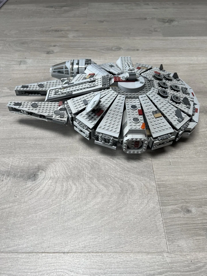LEGO Star Wars 7965 Millennium Falcon, photo 4 of 5