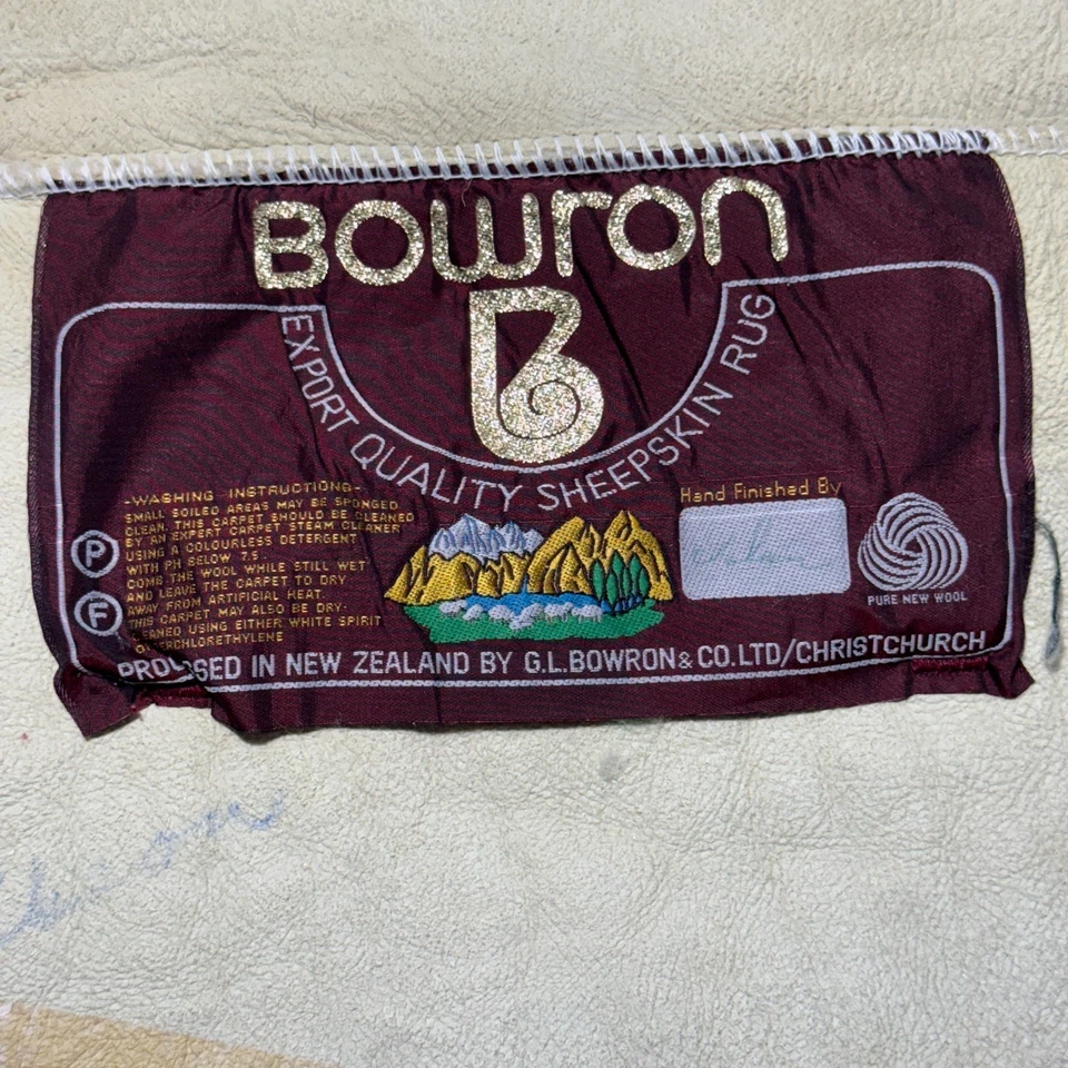 Alfombra De Colección Piel De Oveja 60" Redonda Natural Blanco Crema Borde Vieira BOWRON Foto 3 de 4