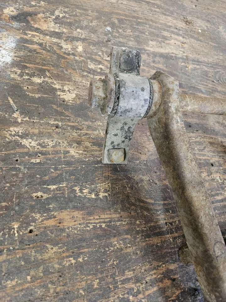 Винтажный нижний рычаг управления 1960-х SAAB 96 от оригинального производителя 3 цилиндра со стороны водителя с бычьим носом - Изображение 3 из 4