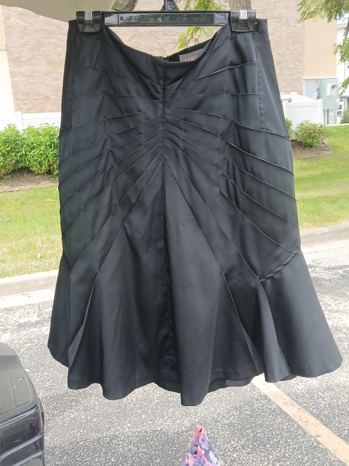 Saia Feminina Kenar 8 Preta Midi Plissada Leve Forrada Zíper Traseiro - Imagem 2 de 4