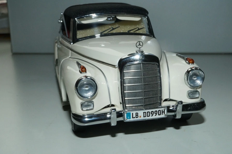 1/24 CMC M-026A Mercedes-Benz 300d Adenauer in white DEALER EDITION #239/500 - Image 3 of 4