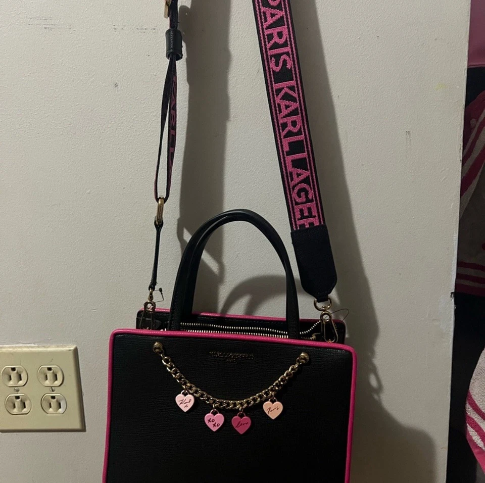 Cartera Bandolera Karl Lagerfeld Negra y Rosa con Dijes Corazón Nueva Con Etiquetas Foto 3 de 4