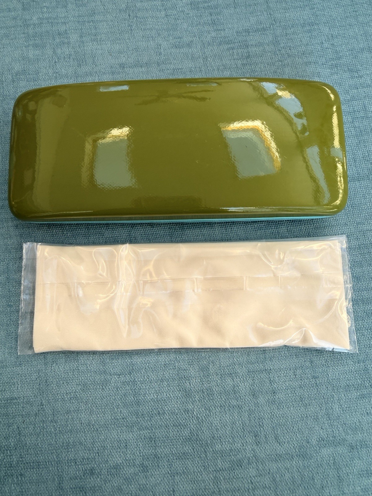 KATE SPADE, Green & Blue Turquoise Hard Shell Eye Glass Case And Cleaning Cloth thumbnail 3