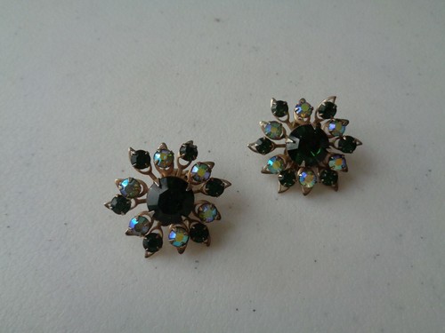 Gorgeous Vintage Emerald Green Color Rhinestone Flower 1-1/4" Clip Earrings D7