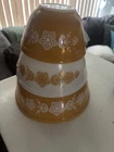VTG  Corning Pyrex Butterfly Gold Set of 3 Mixing Nesting Bowls & casserole dish