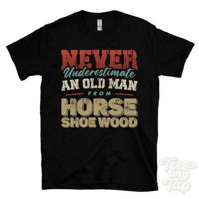 T-SHIRT UNTERSCHÄTZE NIEMALS EINEN ALTEN MANN AUS HUFEISENHOLZ Weihnachtsgeschenk Kelty Fife