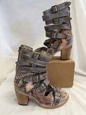 Botas sandalia gladiador de cuero con estampado de reptil Freebird Bond talla 7 detalle de hebilla