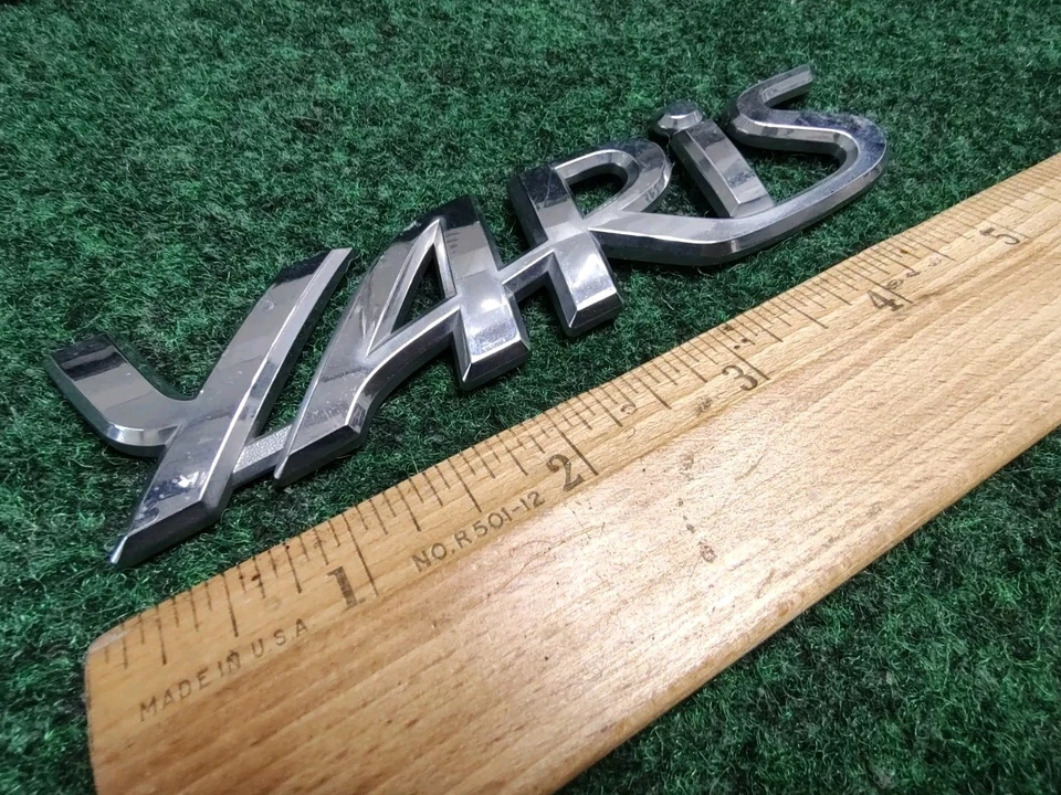 Toyota Yaris 2006-2011 emblema trasero logotipo insignia símbolo letras cromadas OEM 5S5 Foto 2 de 4