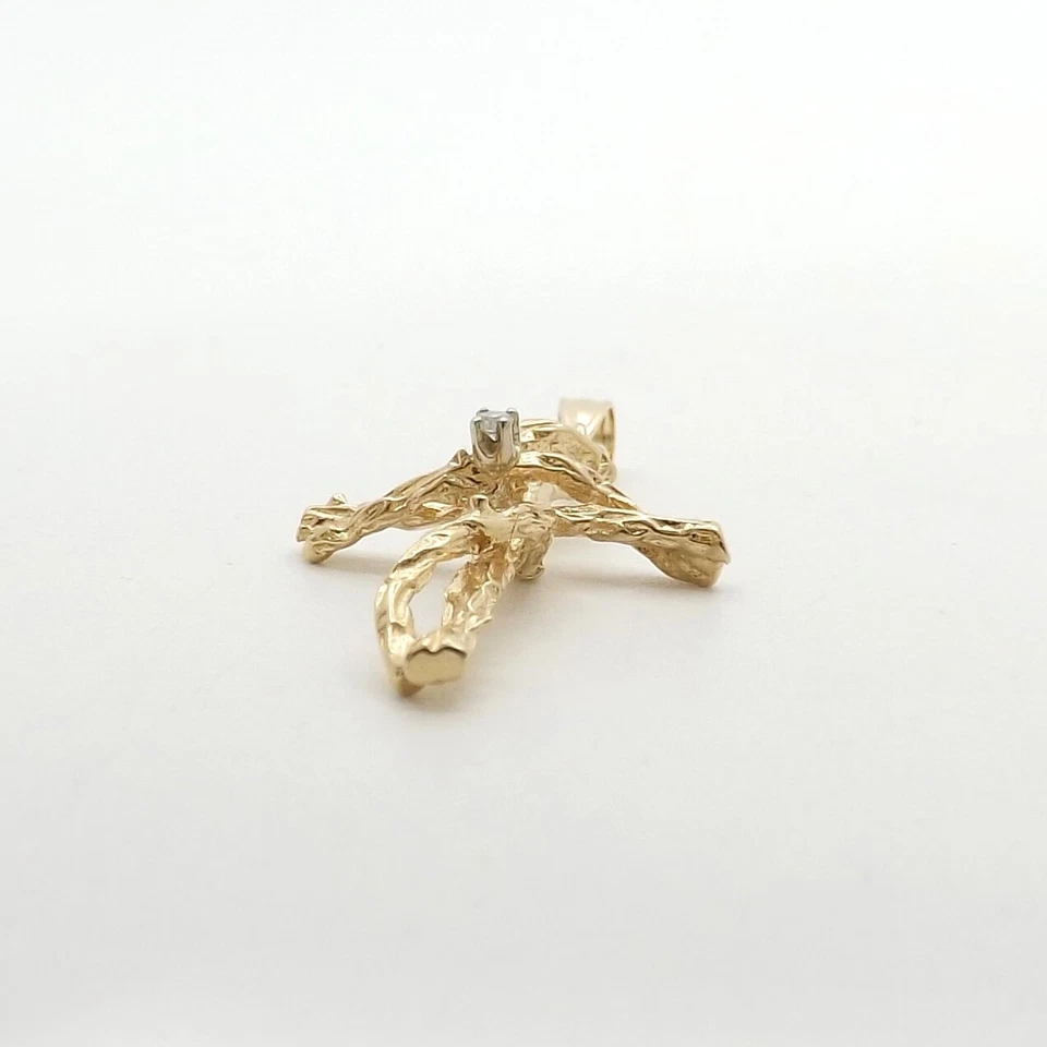 Colgante con dije de cruz de espinas y enredaderas de diamantes naturales de oro de 14k Foto 3 de 4