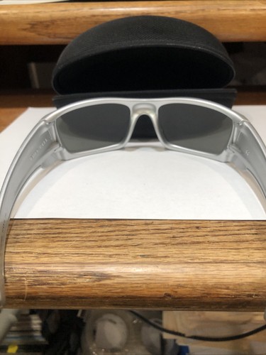 Oakley Sunglasses 009096-M660 Silver Frame. Fuel Cell. - Picture 4 of 10