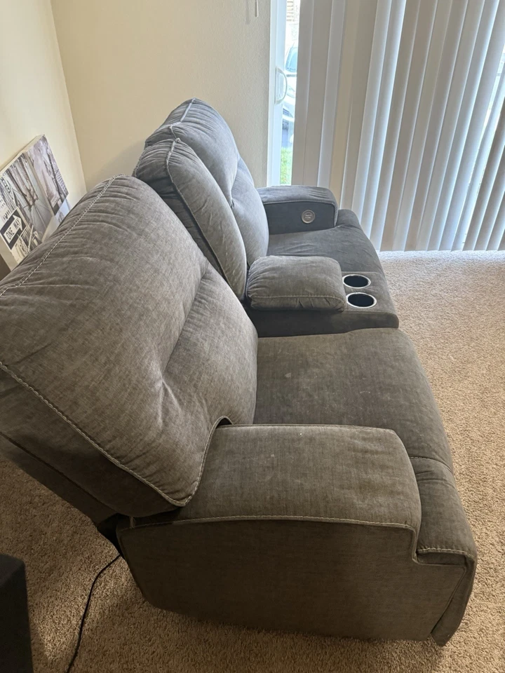 Sofá sofá de dos plazas gris. Portavasos y almacenamiento en espacio medio. Foto 2 de 2