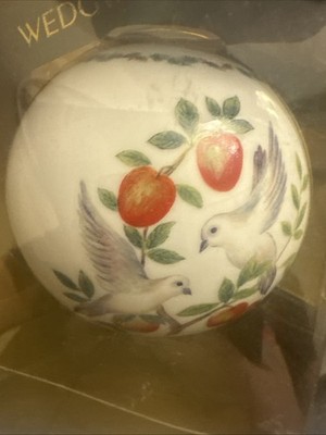 WEDGWOOD ENGLAND 12 DAYS OF CHRISTMAS 2 TURTLE DOVES BALL ORNAMENT