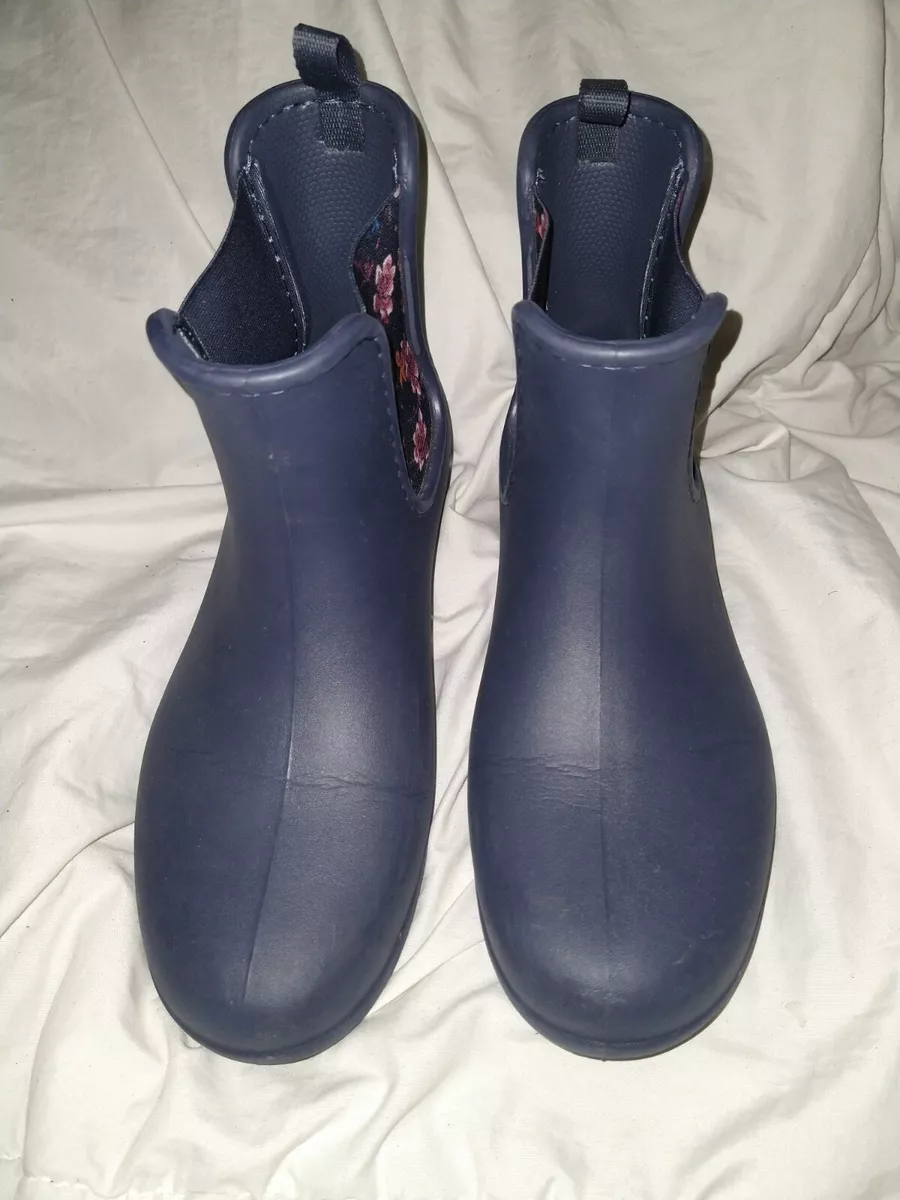 Crocs Women s Size 9 Dual Comfort Chelsea navy blue flowers Rain Boots 204630
