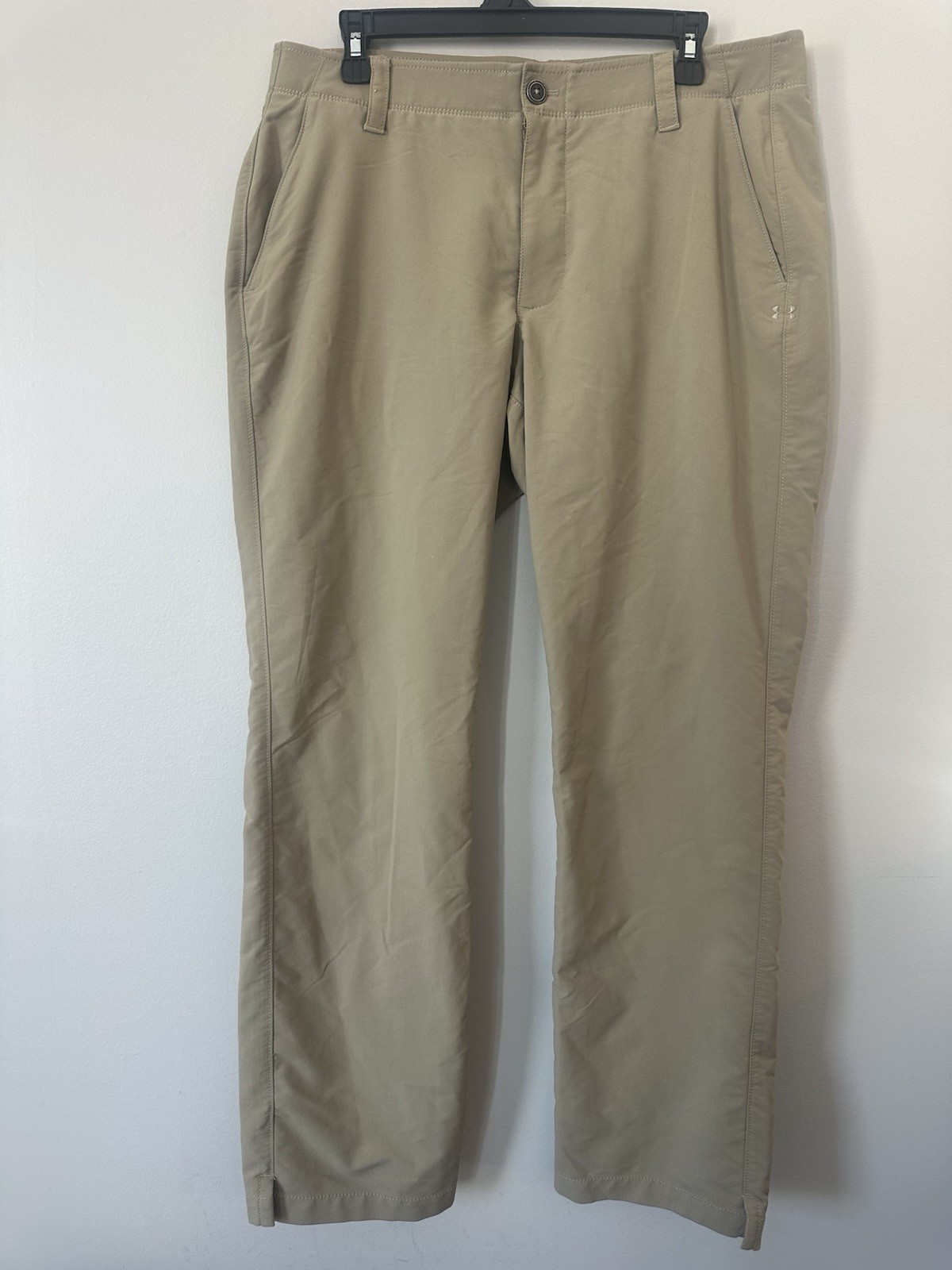 Under Armour Men’s flat-front golf pants in a beige/khaki color.  Size 36 X 32