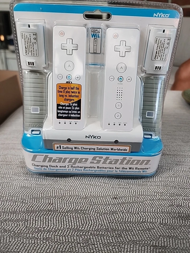 Nyko Charge Station Dock White Nintendo Wii Remote New Sealed! - Image 3 of 4