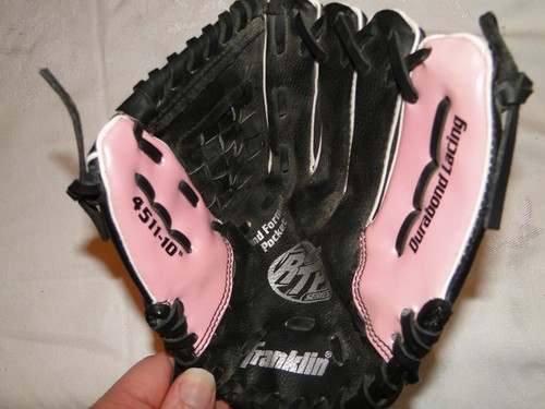 Franklin Model 4511-10 Girls Pee Wee Baseball Glove - RHT - Picture 2 of 4