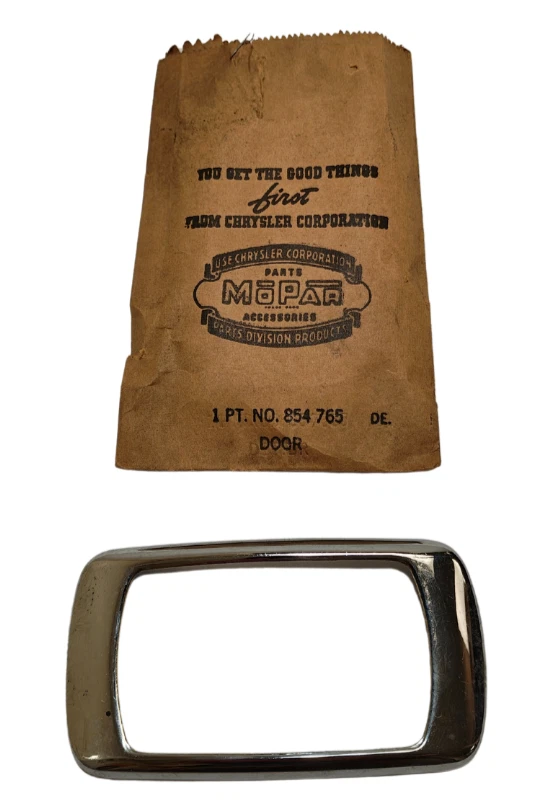 Luz trasera Plymouth P9 Roadking 1940 lente bisel cromado 854765 nuevo de lote Foto 2 de 4