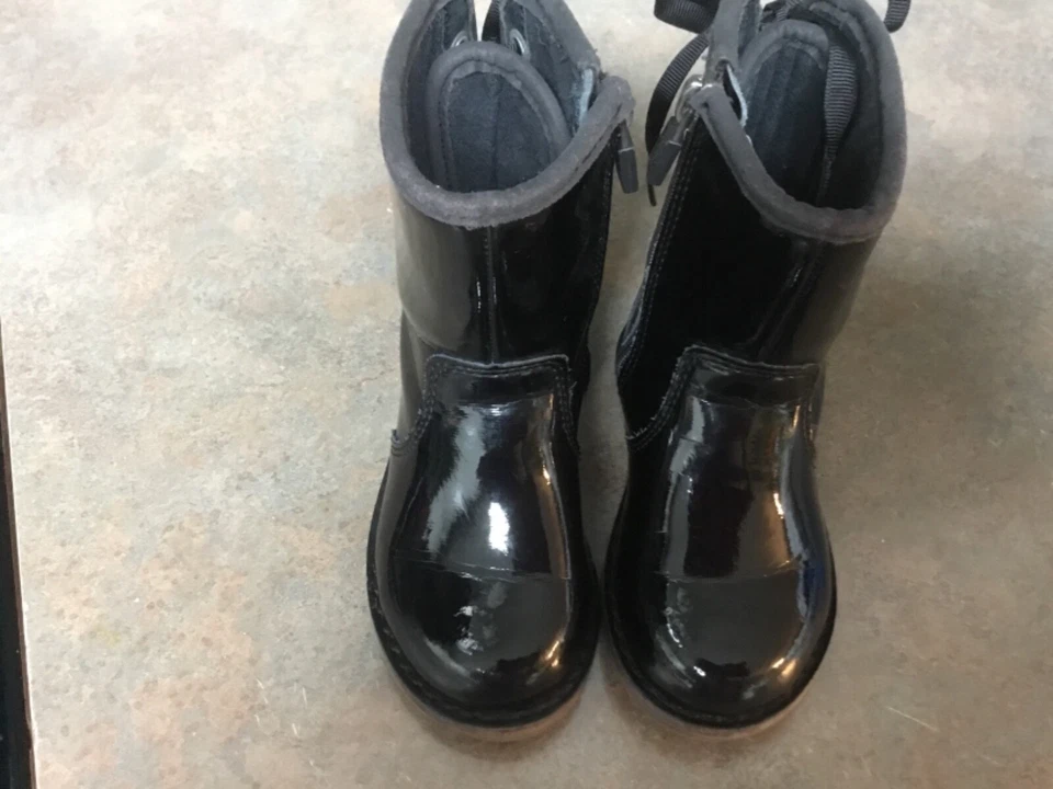 Botas de charol negras UGG Australia Corene 1009191T para niños pequeños talla 6 (CON68) Foto 2 de 4