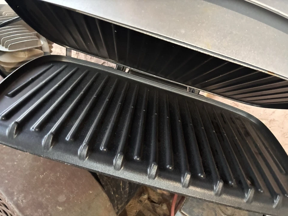 Prensa de panini/parrilla familiar George Foreman 75 pulgadas cuadradas antiadherente Foto 2 de 2