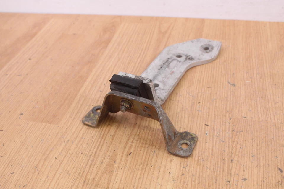 Левое и правое крепления двигателя / кронштейны двигателя 2005 POLARIS TRACK TOURING 550 - Изображение 3 из 4