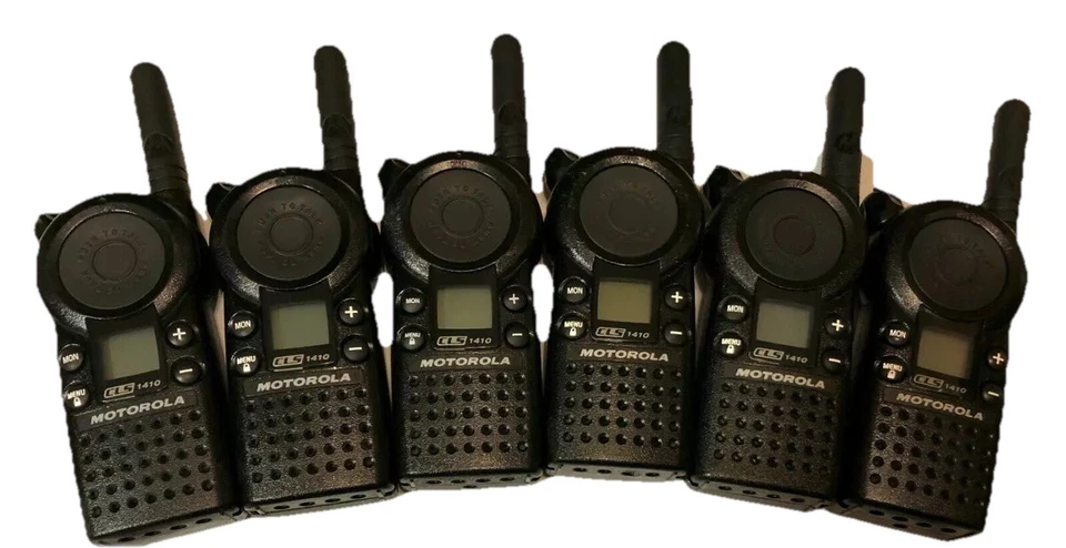Motorola CLS1410 UHF Radios Walkie Talkies with 6 Multi Charger - Image 2 of 4