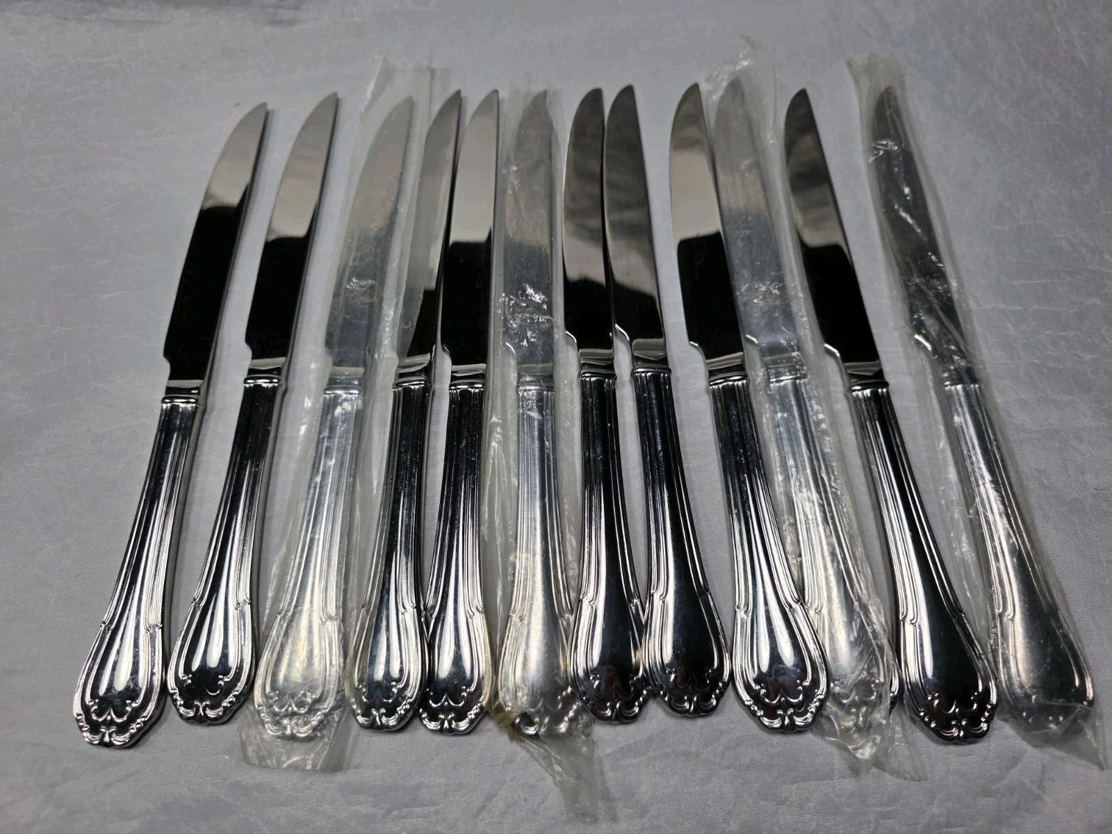 Reed & Barton LADY HAMILTON Stainless China 12 Serrated Steak Knives