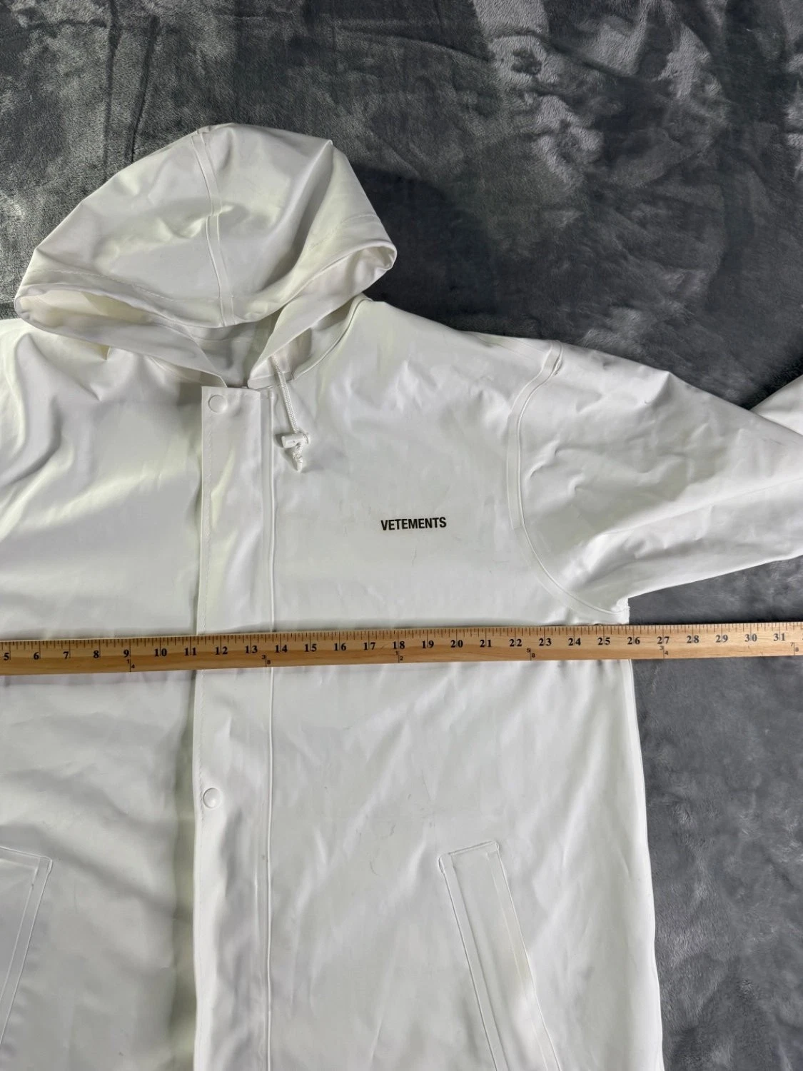 Vetements WAH18 JA24 Men's Raincoat One Size White Underarm Ventilation Eyelets - product detail image 4