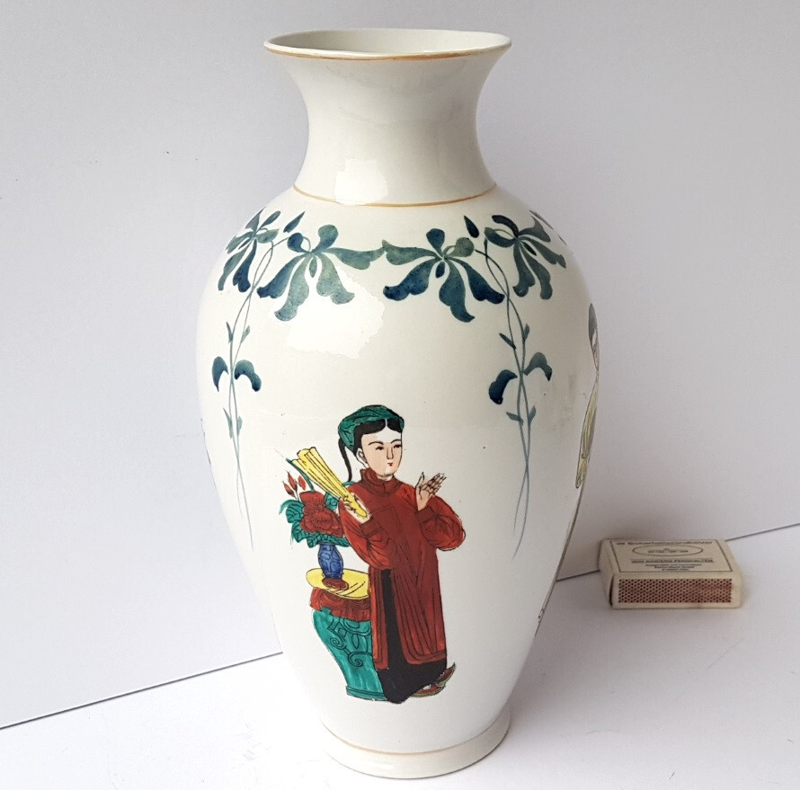 tongchanさん Porcelain Vase With 4 Painted Miniatures China/Japan Um 1920