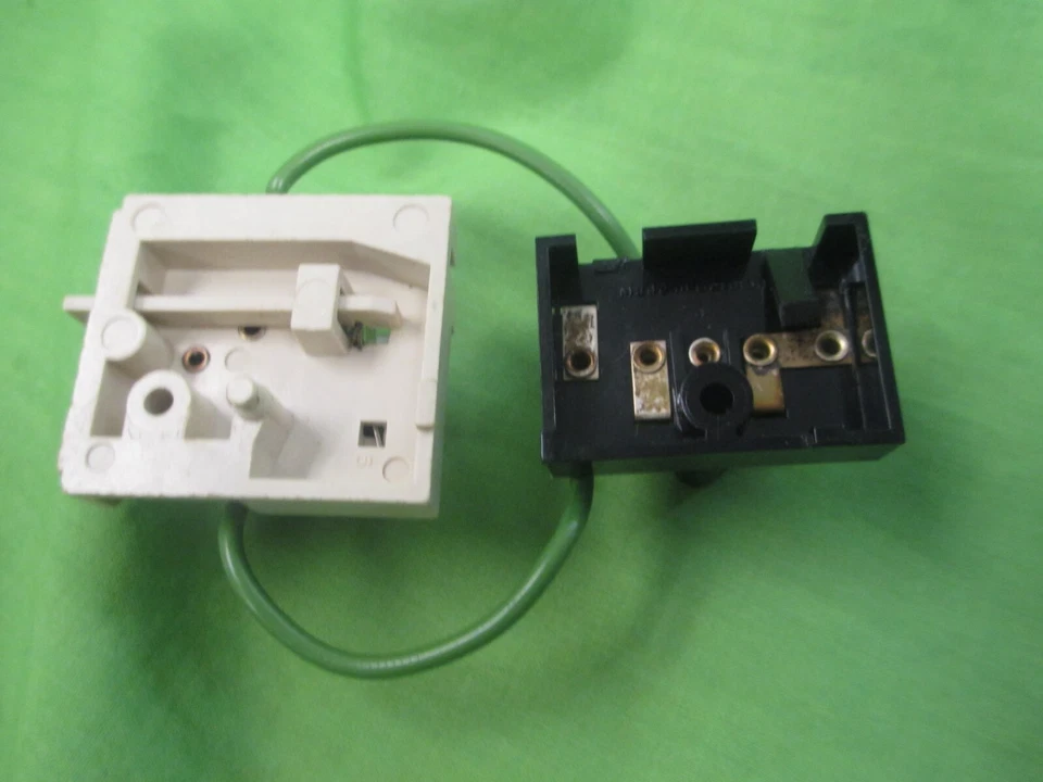 DUAL TURNTABLE  1229 Q   AC SWITCH WITH POP CAPACITOR & LINE CORD TERMINAL BLOCK - Image 4 of 4