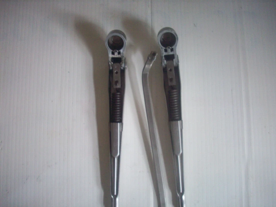 Dodge Challenger/Plymouth Barracuda 1970 brazos limpiaparabrisas Foto 2 de 4