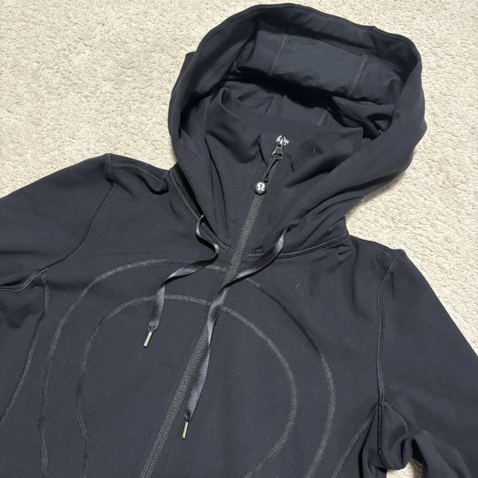 Jaqueta preta feminina Lululemon com capuz com zíper treino - Imagem 2 de 4