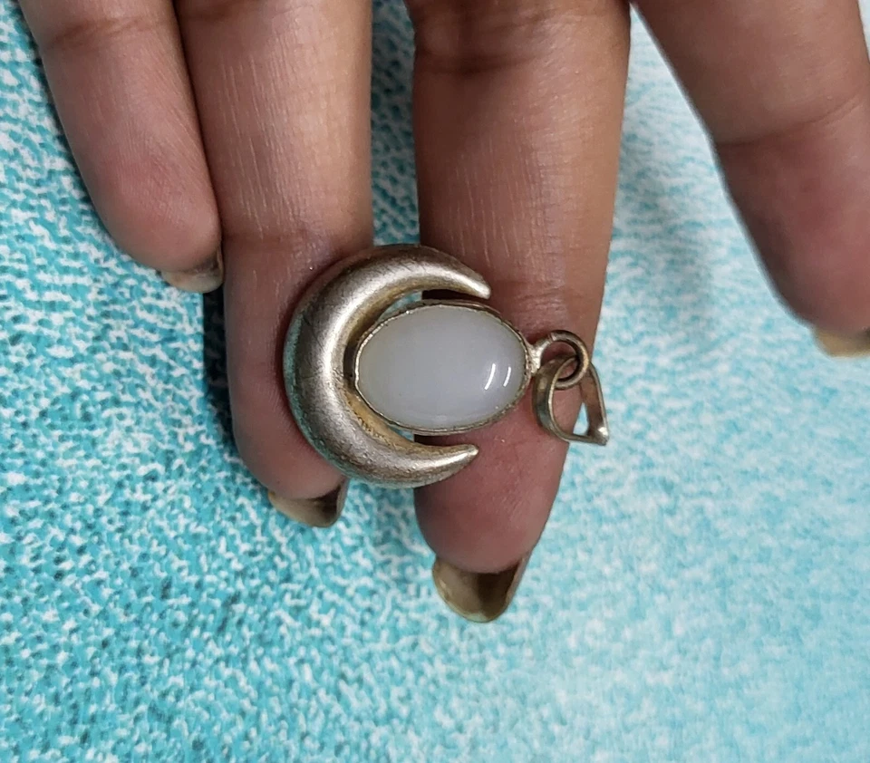 2.8cm Mezzaluna Ciondolo Bianco Opale Imitazione Gemma IN Argento Tibetano Old - Immagine 4 di 4
