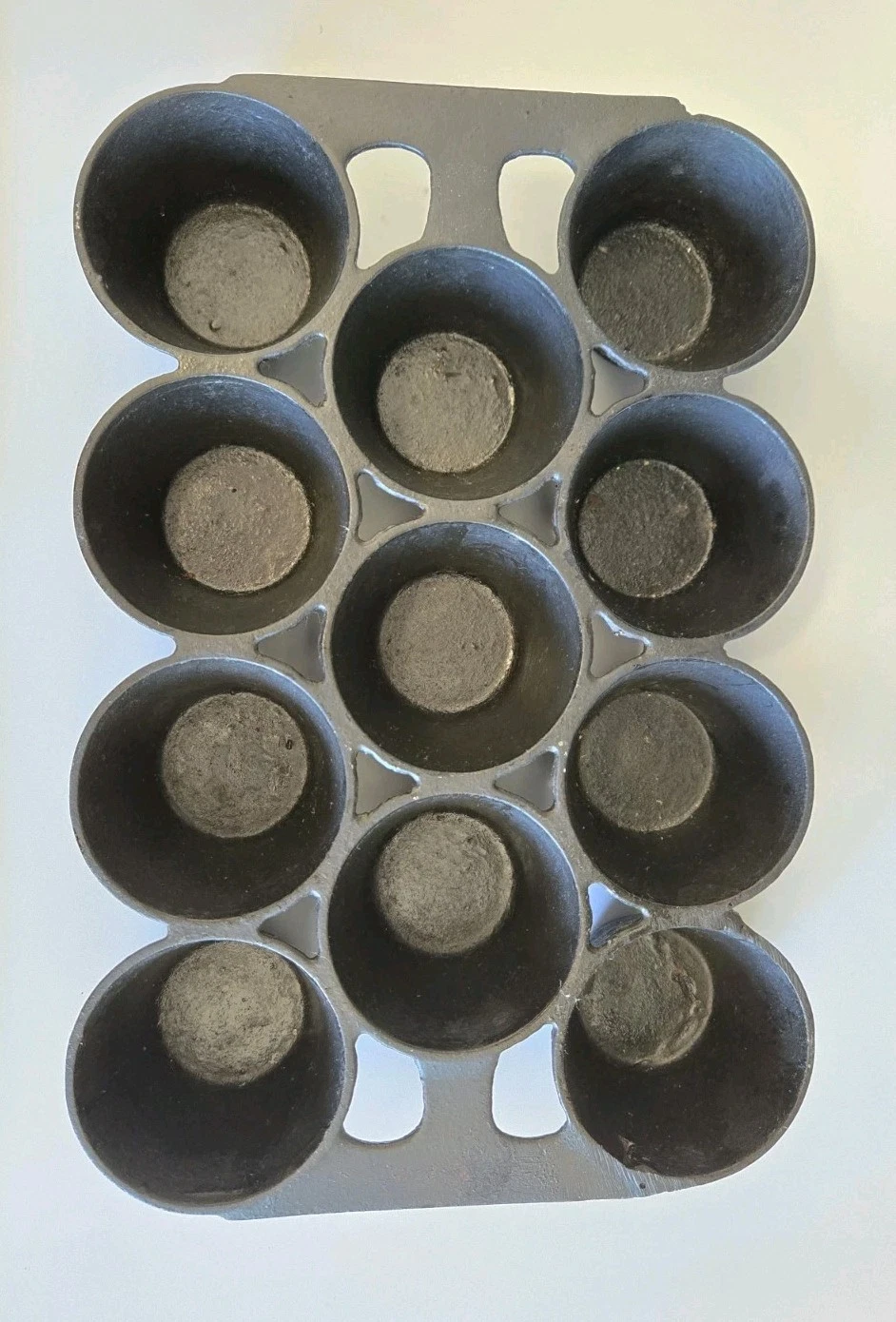 VINTAGE NO.10 CAST IRON GRISWOLD ERIE PA 948 U.S.A. MUFFIN PAN